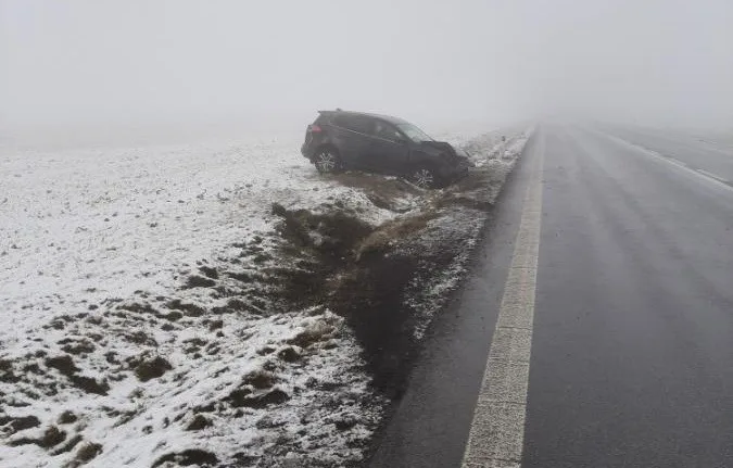 Řidič Toyoty jel rychle, dostal smyk a auto šlo přes střechu. Dva cestující utrpěli zranění