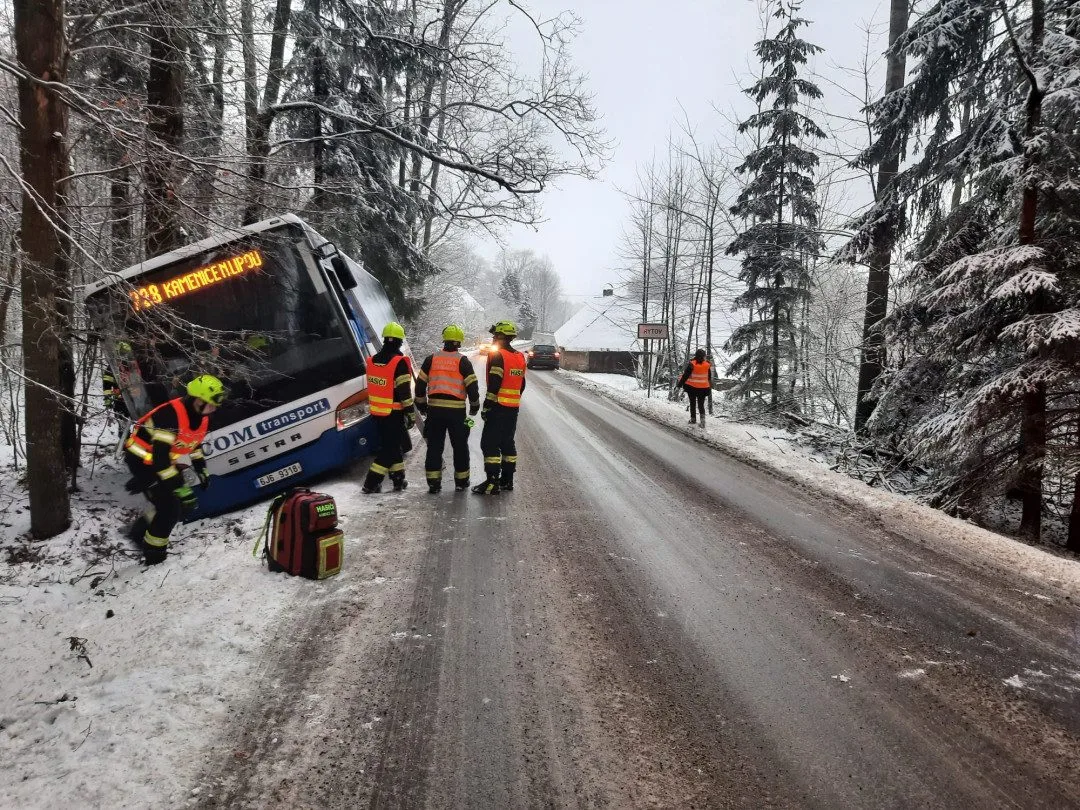 Výstraha pro řidiče: Silnice na Vysočině jsou kluzké, na Pelhřimovsku havaroval autobus. Foto: Se svolením Policie ČR