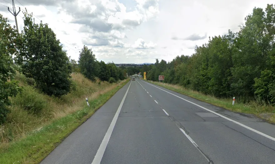 Dvoukilometrový úsek mezi Žďárem a Stržanovem projde opravou. Dělníci tam položí mikrokoberec