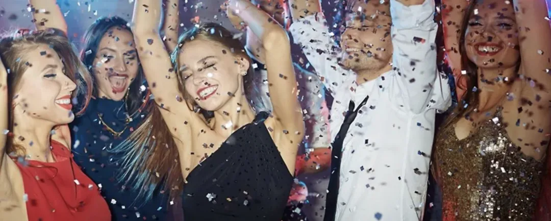 Jak se blýsknout na silvestrovské party? Použijte třpytky nebo nahoďte fialovou rtěnku