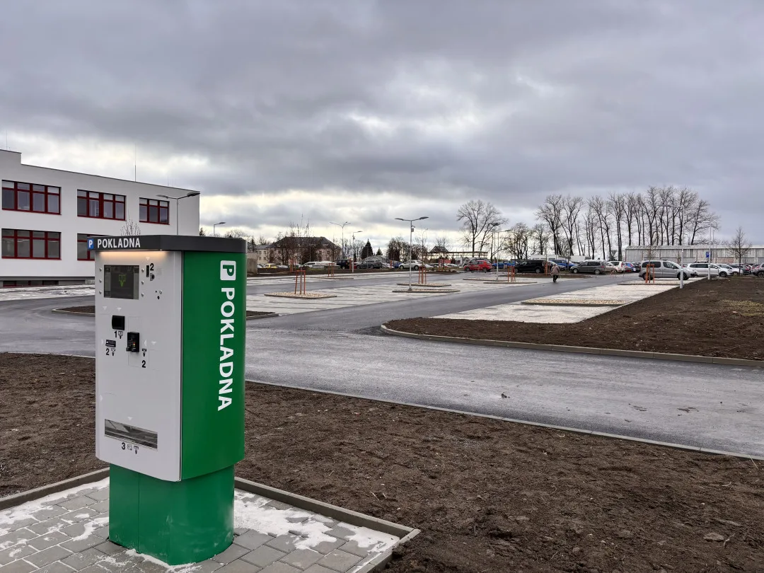 Dobrá zpráva: U jihlavské nemocnice je ode dneška o dvě stě parkovacích míst více. Foto: Se svolením Nemocnice Jihlava