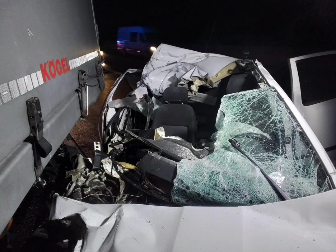Na dálnici se srazilo osobní a nákladní auto, řidička skončila v péči zdravotníků. Foto: Se souhlasem HZS Kraje Vysočina