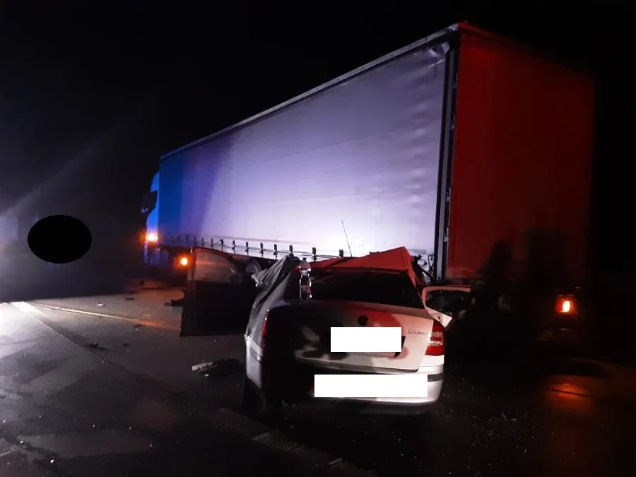 Kamion v místě nehody vůbec neměl stát, říká policie k ranní nehodě mladé řidičky na dálnici. Foto: Se souhlasem Policie ČR