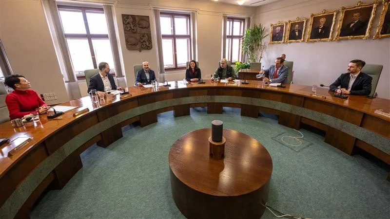 Signatáři dohody (zleva) Helena Vlčková, Martin Kaman, Petr Ryška, Soňa Krátká, Jan Vašák, Martin Jurek a Richard Šedivý