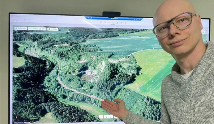 Radní David Beke u fotografie lomu v Kosově. Foto: Se svolením Města Jihlava