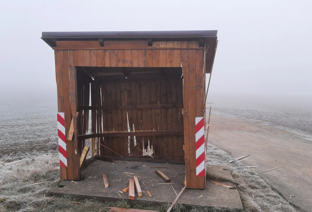 Vandalismus na konci roku: Někdo poničil zastávku na Třebíčsku. Zřejmě petardou