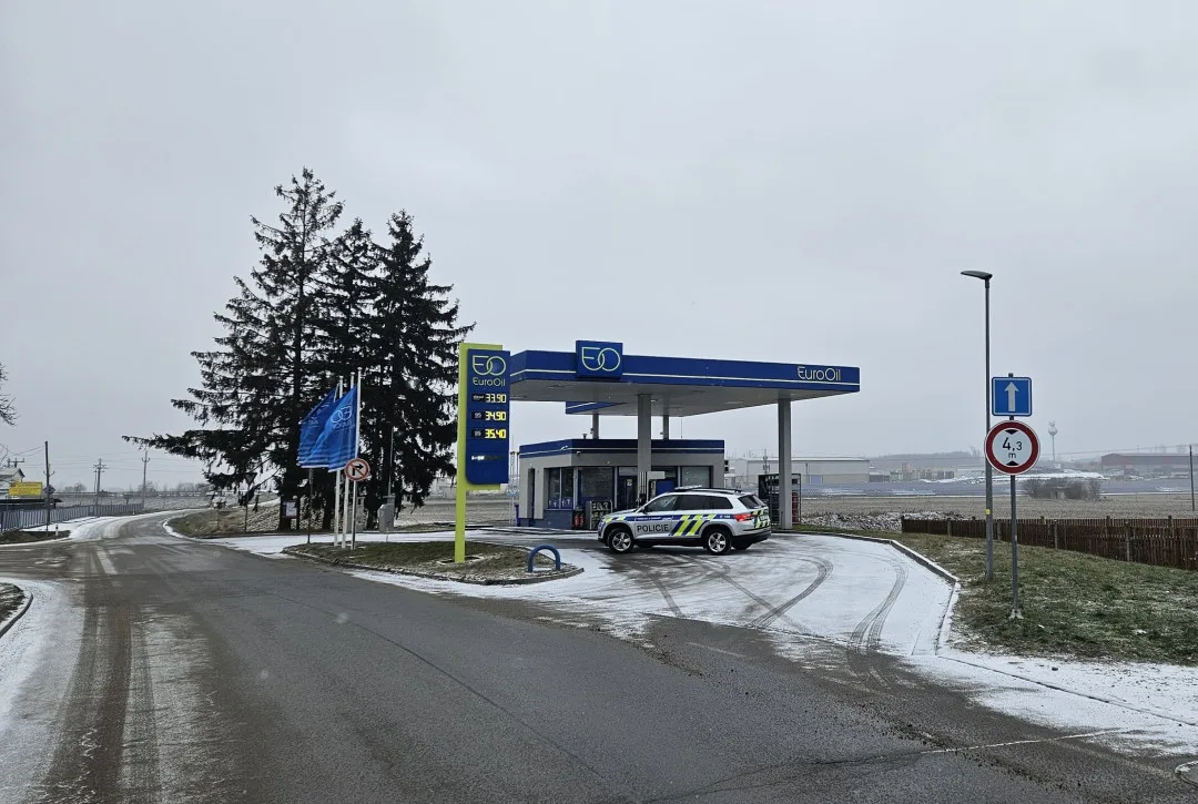 Obsluhu čerpací stanice v Mohelně přepadli dva muži, vyhrožovali jí zbraní. Sebrali peníze a utekli