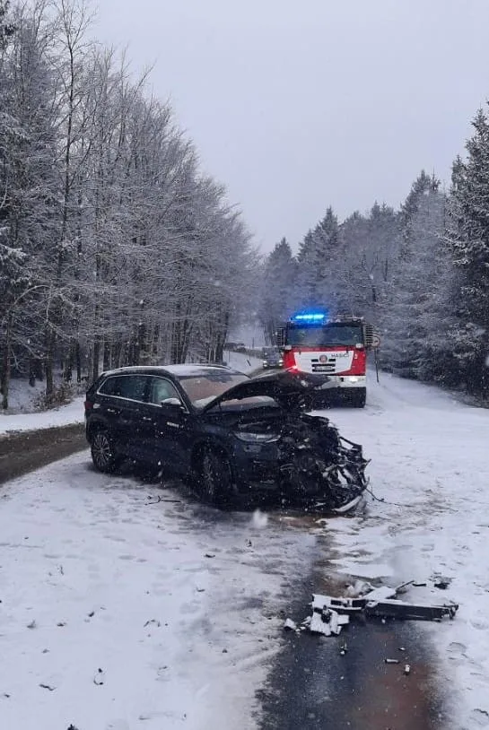Podmínky na silnicích jsou zrádné. Na silnici I/19 se střetlo osobní a nákladní auto. Foto: Se svolením Policie ČR