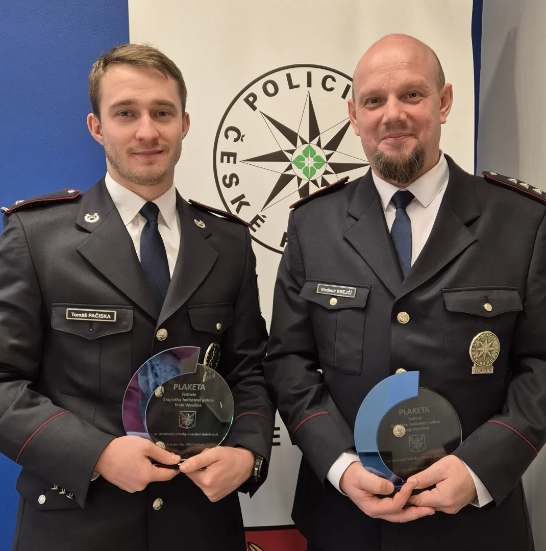 Dvojice oceněných policistů. Zleva: Tomáš Pačiska a Vladimír Krejčí