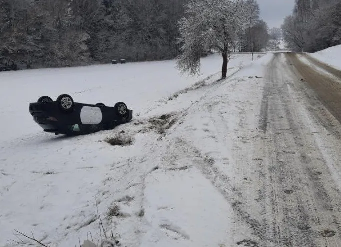 Řidička u Smrčné nezvládla smyk a otočila auto na střechu. Škoda je skoro půl milionu korun
