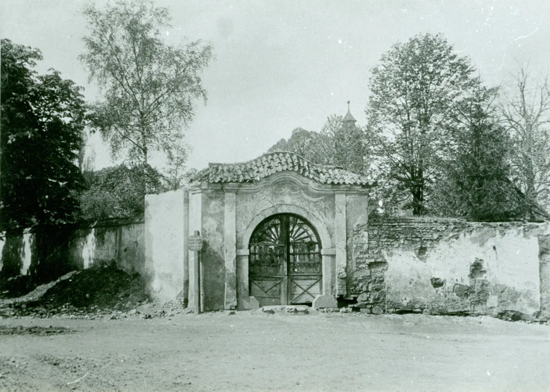 Původní zeď jihlavského hřbitova kolem kostela sv. Ducha v místech dnešních Smetanových sadů. Snímek z let před rokem 1892