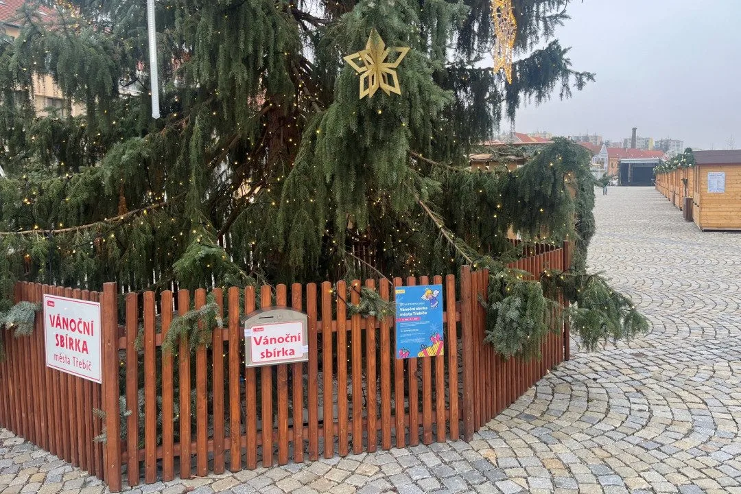 Lidé na náměstí v Třebíči přispívali na dobrou věc. Na plicní ventilátor pro děti se vybralo 75 tisíc korun
