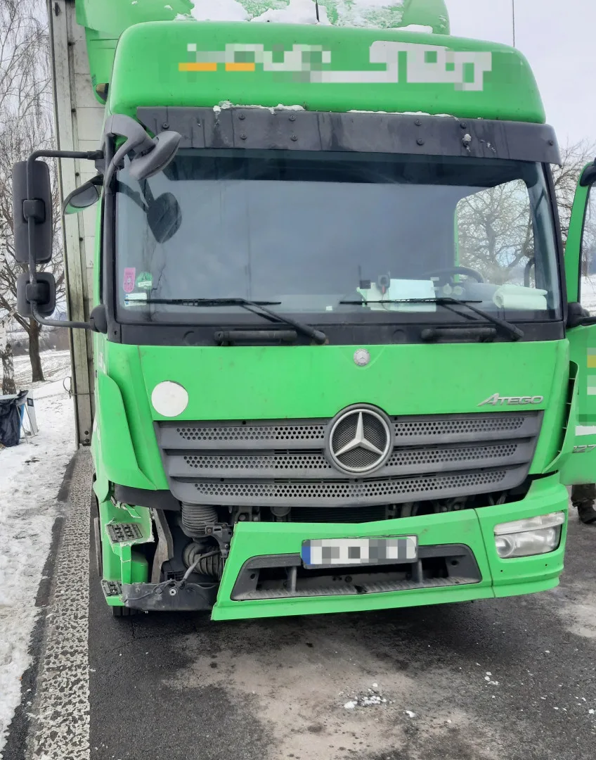 Řidič nákladního auta havaroval, pokračoval ale v jízdě a nehodu neoznámil. Dostal za to pokutu. Foto: Se svolením Policie ČR