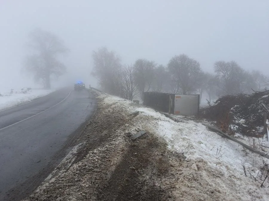 U Jitkova havaroval kamion, převrátil se na bok. Věnujte se plně řízení, apeluje policie na řidiče. Foto: Se svolením Policie ČR