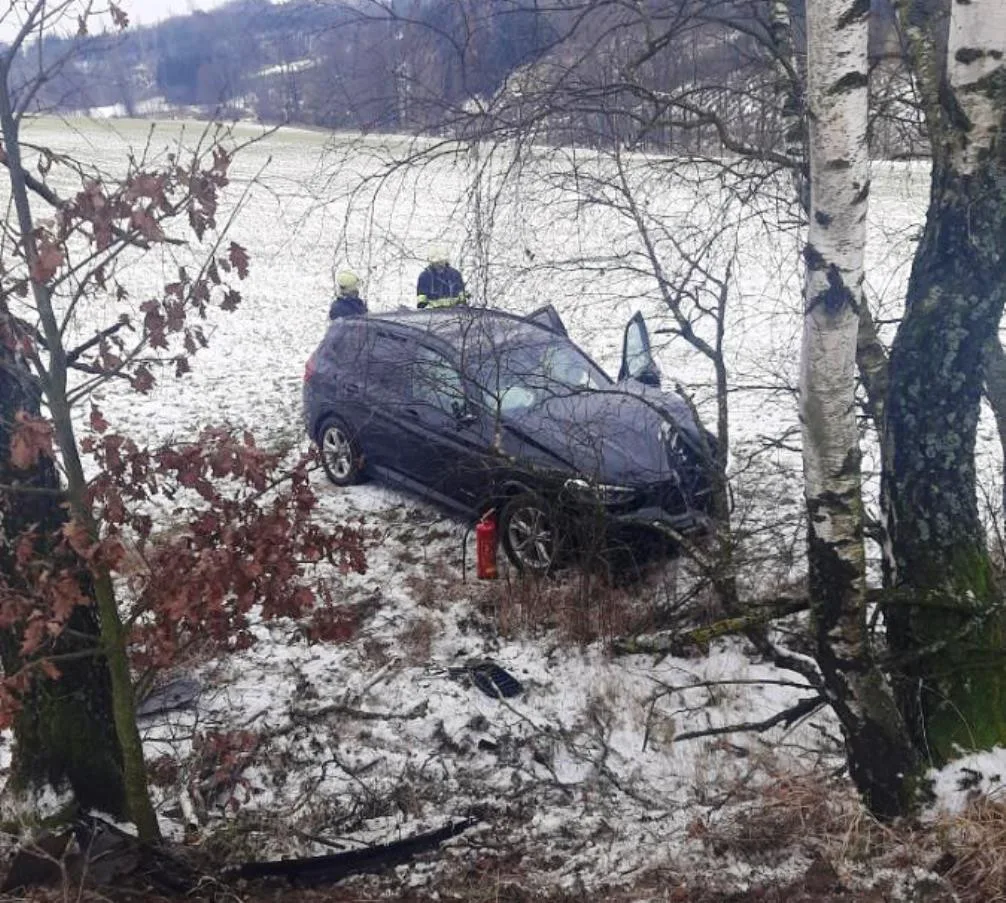 Řidička v BMW za volantem na moment usnula a narazila do stromu. Skončila v péči lékařů