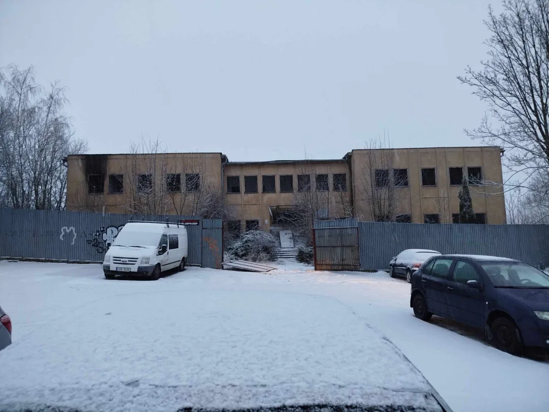 Bezplatné parkoviště u Jihlavanu lidé využívají čím dál víc. Sousedící bezdomovci problémy ani škody nezpůsobují