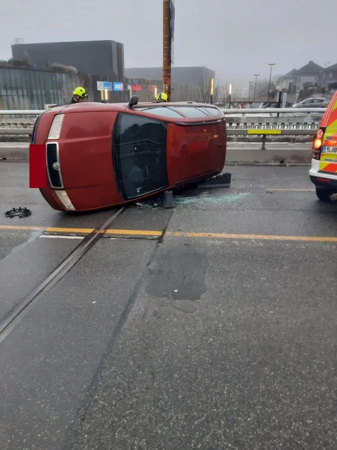 Nehoda na jihlavském Znojemském mostě. Řidič se plně nevěnoval řízení a najel na betonová svodidla