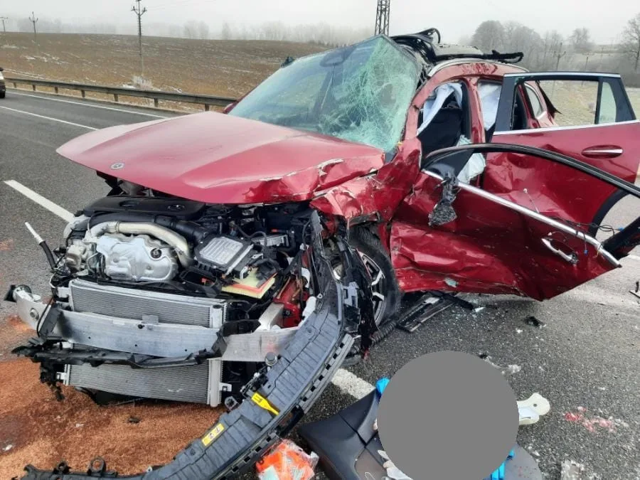 Hlavní silnice u Ústrašína je neprůjezdná. Nehoda osobního a nákladního auta byla tragická. Foto: Se svolením Policie ČR