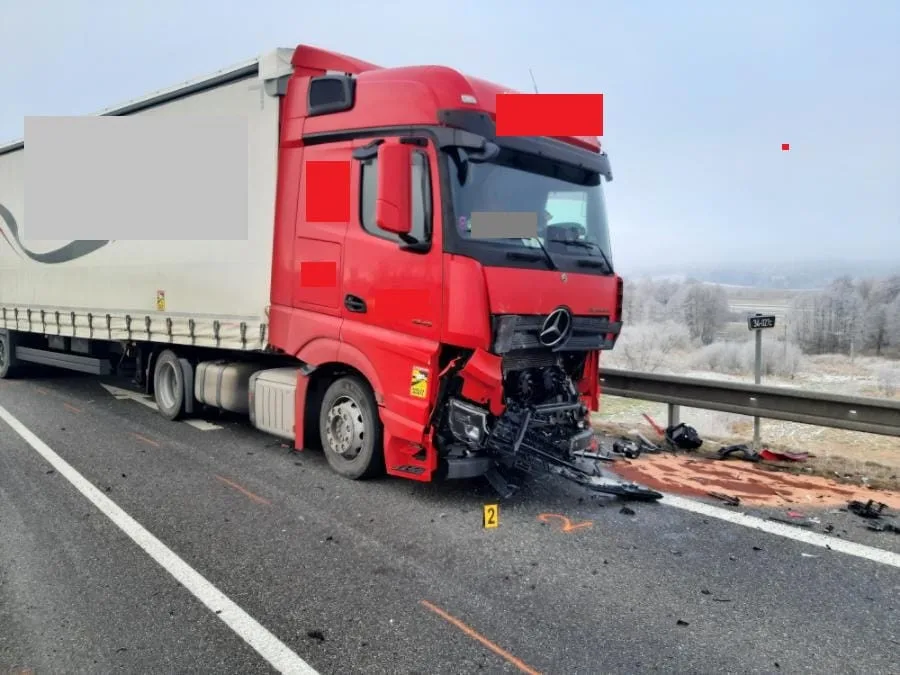 Hlavní silnice u Ústrašína je neprůjezdná. Nehoda osobního a nákladního auta byla tragická. Foto: Se svolením Policie ČR