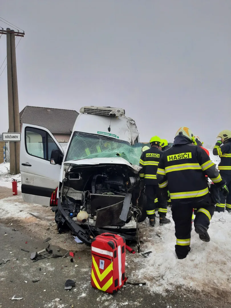 Mladý řidič dodávky dostal smyk. Vyjel do protisměru a srazil se s tahačem. Foto: Se svolením Policie ČR
