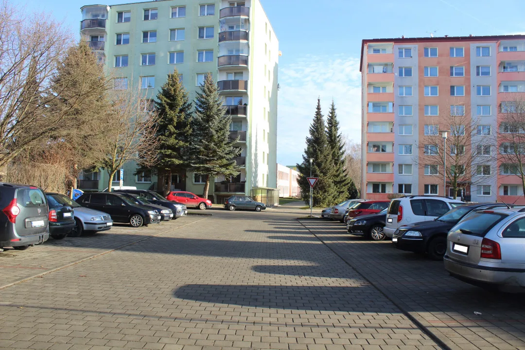 V Třešti chtějí upravit parkoviště na sídlištích, za radnicí i u polikliniky. Aut je stále více