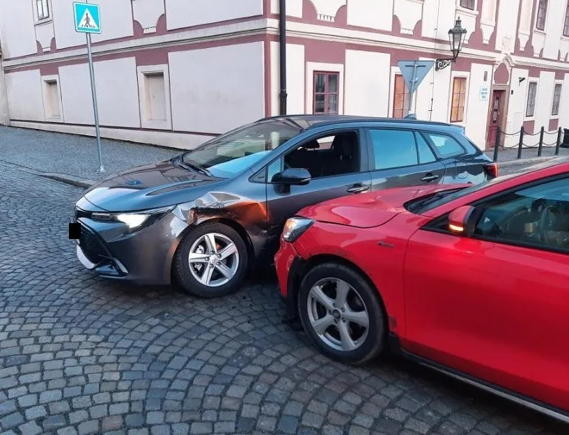 Řidička v Náměšti nedala přednost autu na hlavní a došlo k nehodě. Škoda je sto tisíc korun