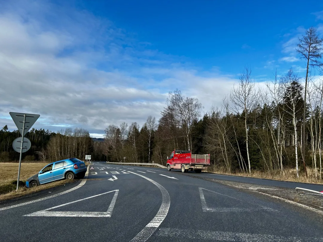 Opilý řidič boural u kruháče ve směru na Kostelec. Jel rychle a dostal smyk, který nezvládl