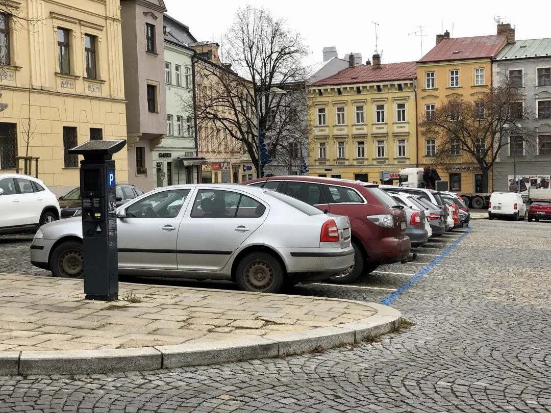 Parkování v Jihlavě I: Na náměstí se toho moc nezměnilo, dá se tam stát i zadarmo
