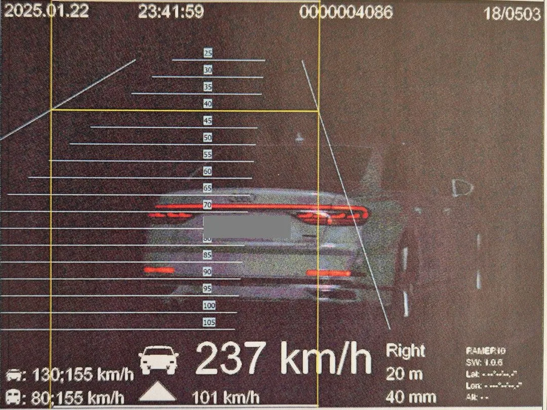 Policisté hlídají dálnici i o půlnoci. Cizinec po ní uháněl rychlostí 237 kilometrů v hodině. Foto: Se svolením Policie ČR