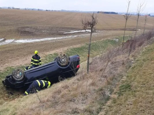 Mladý řidič předjížděl kolonu. Aby nenarazil do auta v protisměru, strhl řízení a skončil na střeše. Foto: Se svolením Policie ČR