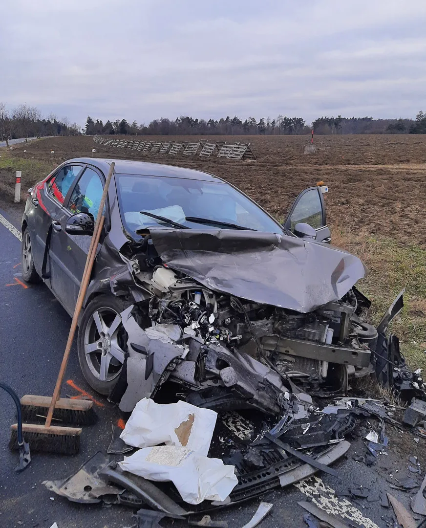 Dvacetiletý řidič dostal smyk, po čelním střetu s jiným autem musely tři osoby do nemocnice. Foto: Se svolením Policie ČR