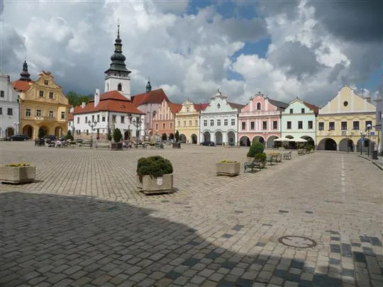 Auta na pelhřimovském Masarykově náměstí chce město nahradit stromy. Lidé by se tam měli potkávat. Foto: Se svolením Města Pelhřimov