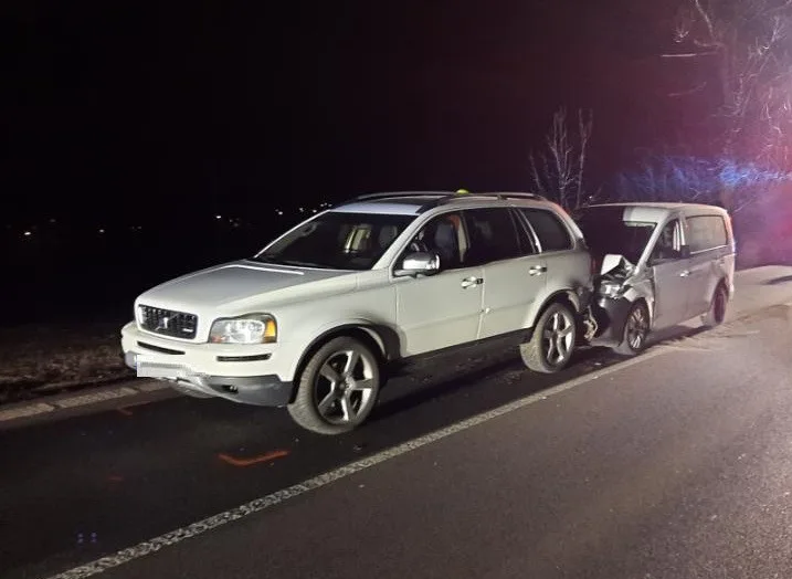 Řidič na Třebíčsku po střetu se srnou zastavil. Vtom do něj narazilo auto, které jelo za ním