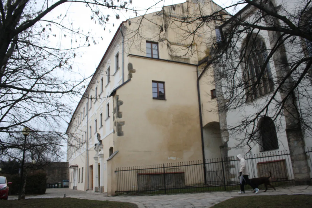 K budově minoritského kláštera zleva přiléhají hradby, které se snažila zdolat menší formace útočníků. Hlavní útok cílil do dvora uvnitř kláštera a na severní frontu domů v ulici. Foto: Stanislav Jelínek