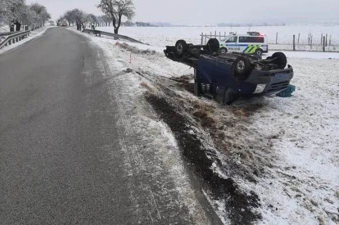 Kluzká silnice trápila řidiče i v pátek, u Zvolenovic skončilo auto na střeše. Foto: Se svolením Policie ČR