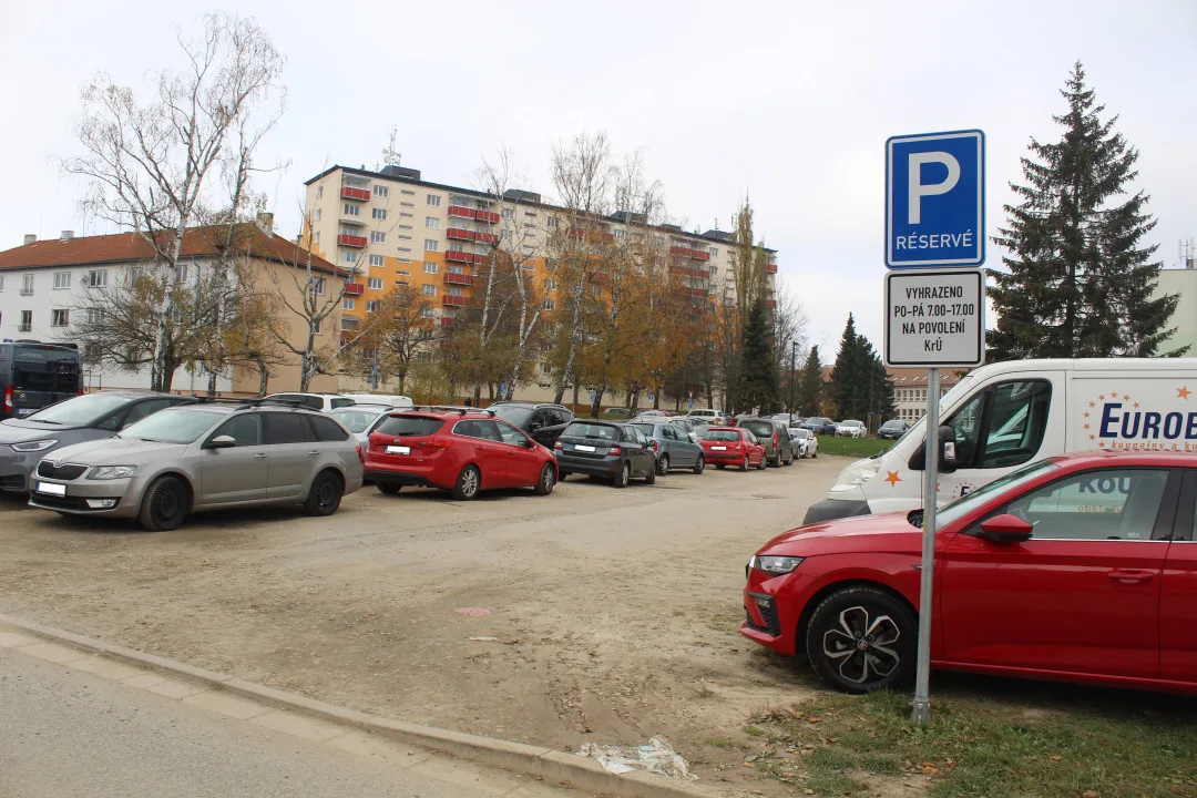Parkování v Jihlavě II: Za budovou E krajského úřadu je místa dost, na blátivé ploše je parkování zadarmo