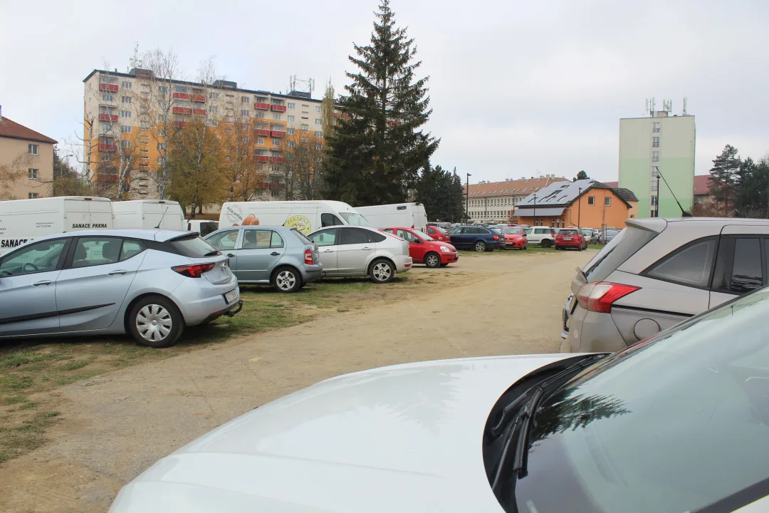 Parkování v Jihlavě II: Za budovou E krajského úřadu je místa dost, na blátivé ploše je parkování zadarmo