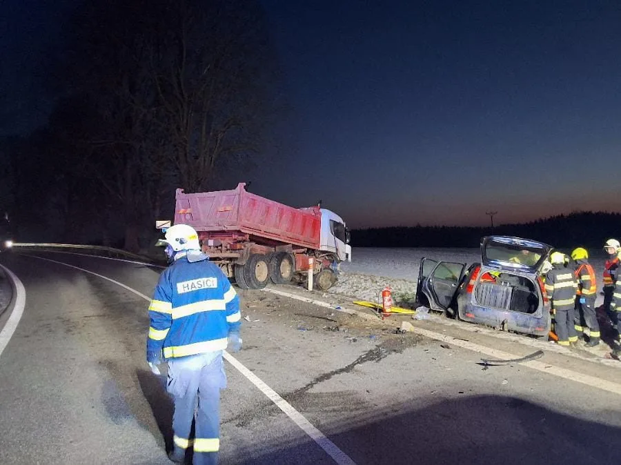 Na Havlíčkobrodsku se brzy ráno srazilo auto s náklaďákem. Silnice je neprůjezdná