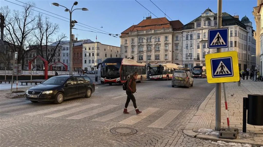 ANKETA: Jihlavské náměstí se přechodně otevřelo řidičům. Mohou zde projíždět maximálně třicítkou