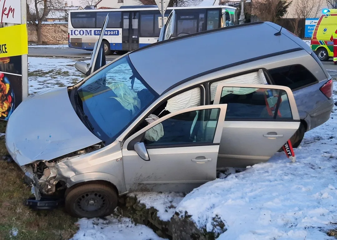 Řidička u Dalešic nedala přednost v jízdě, po nehodě skončila v nemocnici. Foto: Se svolením Policie ČR