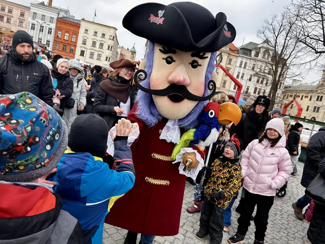 VIDEO: Veselý masopust v centru Jihlavy. V průvodu šla zvířata ze zoo, nadživotní loutky i moderátor v televizi