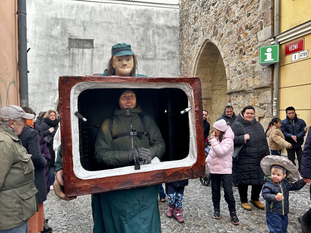 VIDEO: Veselý masopust v centru Jihlavy. V průvodu šla zvířata ze zoo, nadživotní loutky i moderátor v televizi