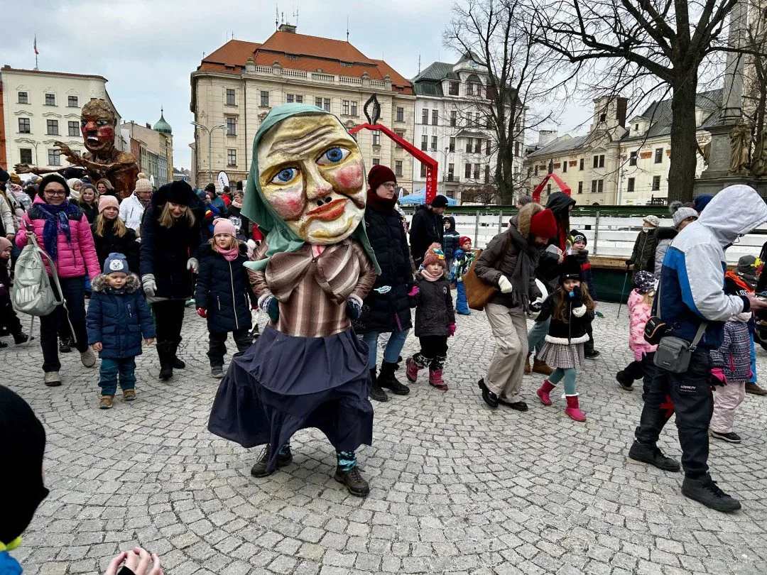 VIDEO: Veselý masopust v centru Jihlavy. V průvodu šla zvířata ze zoo, nadživotní loutky i moderátor v televizi