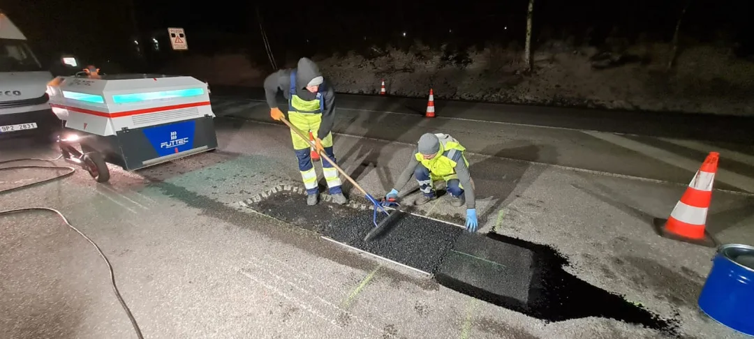 Na silnicích Vysočiny začala oprava výtluků po zimě mikrovlnou technologií, začalo se na Jihlavsku. Foto: Se svolením ŘSD