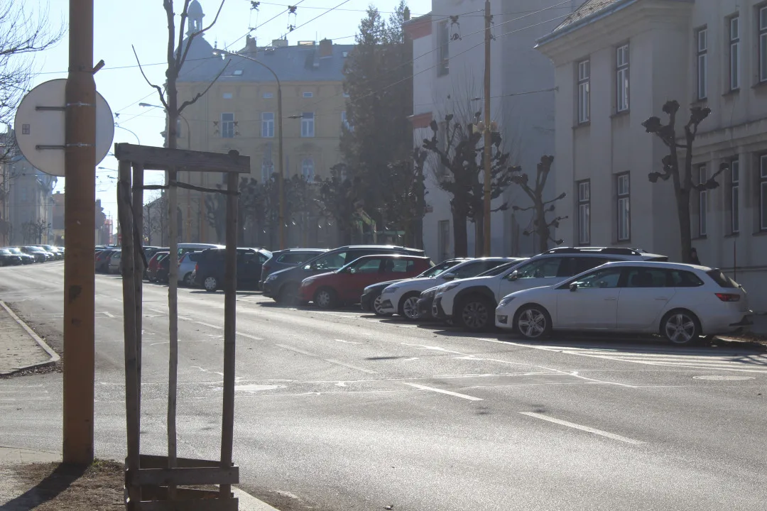 Parkování v Jihlavě III: Třída Legionářů je oblíbená a levná, ještě letos tam otevře nový parkovací dům