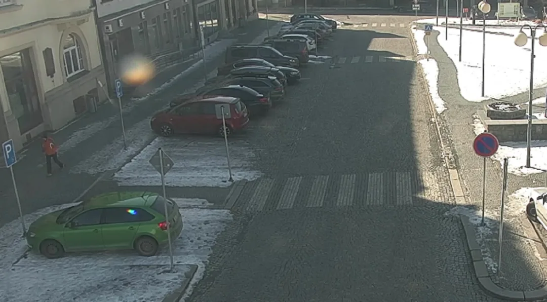 Žena, která zřejmě způsobila nehodu v Humpolci, se vrátila pěšky a uklidila plasty. Nyní jí hledá policie