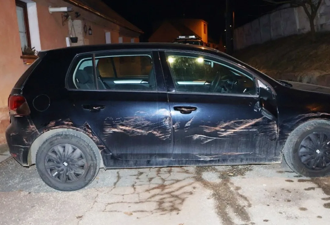 Řidička v Jemnici při parkování špatně zajistila auto a odešla. Golf se pak rozjel po schodech dolů