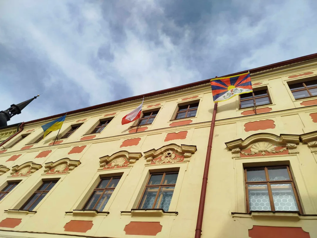 Na jihlavské radnici se objevila tibetská vlajka. Město se znovu připojilo k mezinárodní kampani