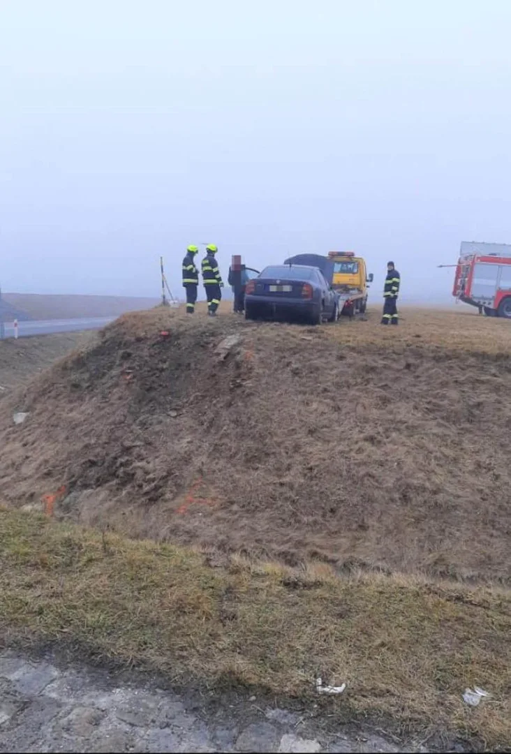 Řidič u Nového Veselí ráno nezvládl průjezd kruhovým objezdem a boural. Skončil v péči lékařů