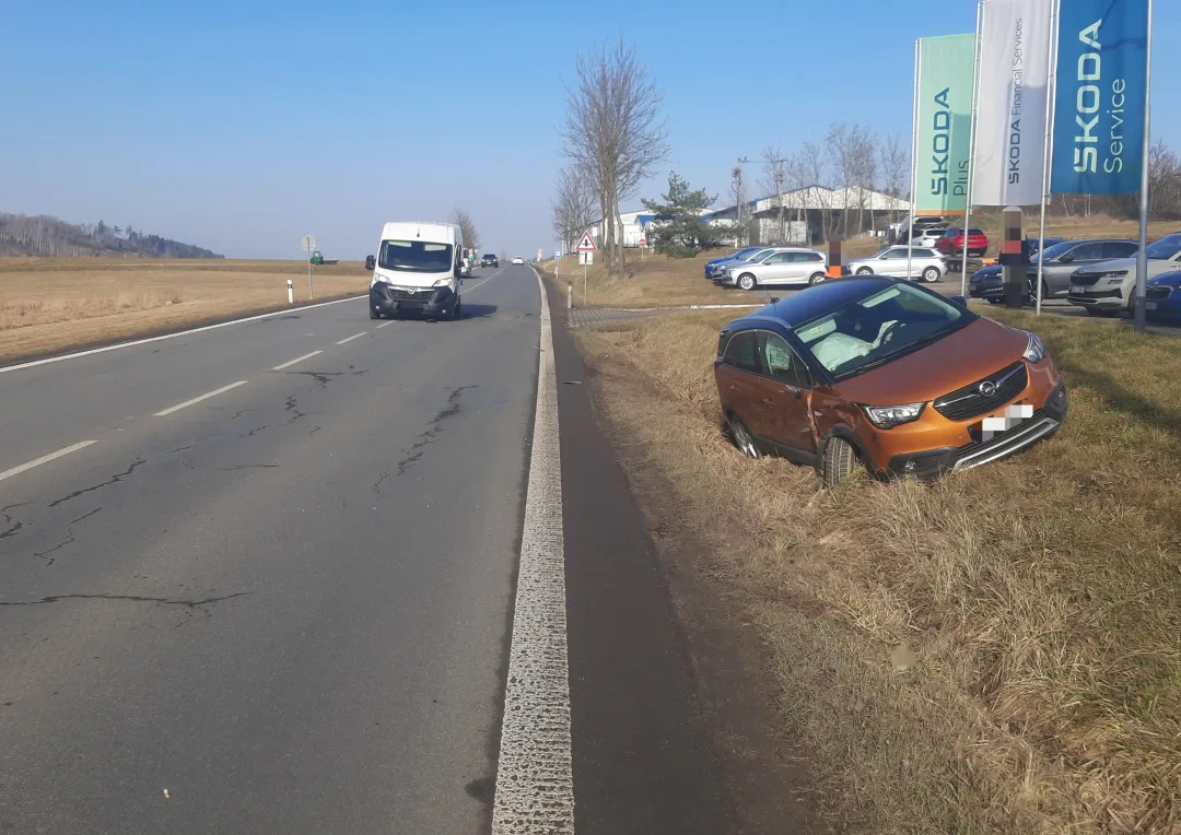 Mladý řidič dodávky odbočoval, když ho předjíždělo jiné auto. Škoda je více než 350 tisíc. Foto: Se souhlasem Policie ČR